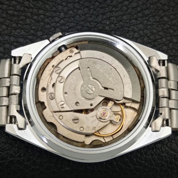 Vintage 1981 Seiko Automatic Mens Silver Watch W/daydate & Green accents - Picture 10 of 10